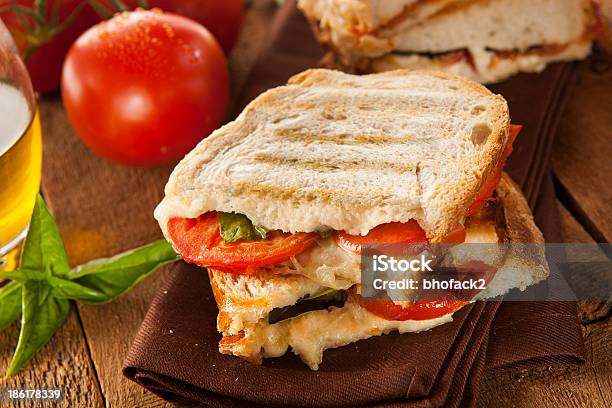 Hausgemachte Tomaten Und Mozzarella Panini Stockfoto und mehr Bilder von Basilikum - Basilikum, Brotsorte, Ciabatta