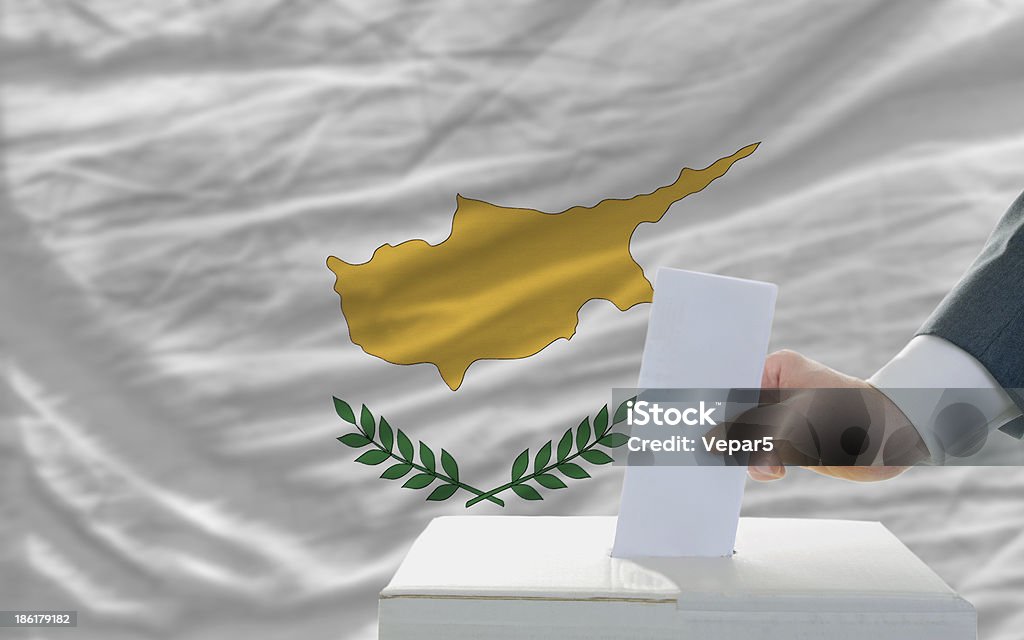 Hombre voto en las elecciones en Chipre - Foto de stock de República de Chipre libre de derechos