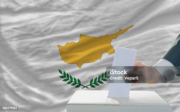 Photo libre de droit de Homme Vote Sur Les Élections À Chypre banque d'images et plus d'images libres de droit de République de Chypre - République de Chypre, Élection, Bulletin de vote