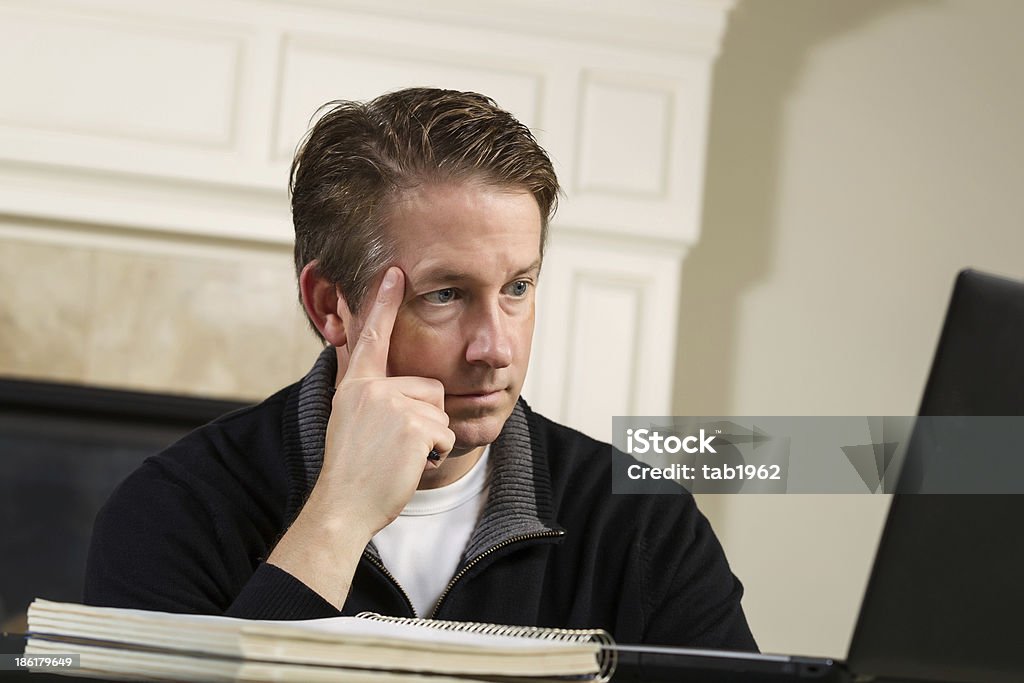 Homem maduro, olhando para a tela do computador enquanto a pensar - Royalty-free 50 Anos Foto de stock
