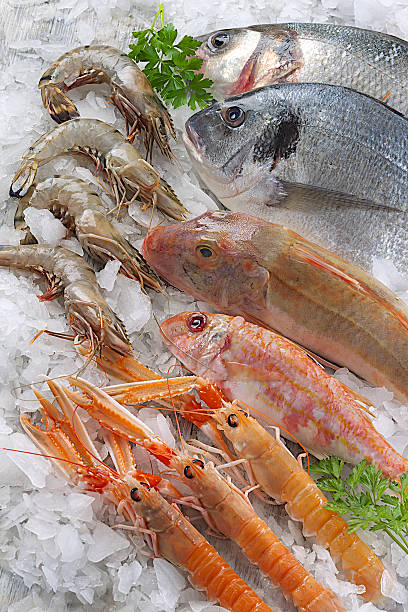 istock Fish stall on crushed ice. Supermarket, live market 186181095