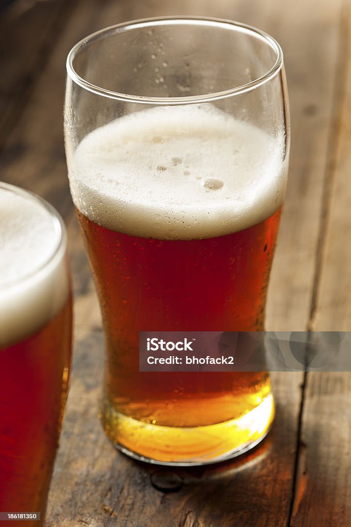 Tonos ámbar oscuros refrescante cerveza - Foto de stock de Amarillo - Color libre de derechos