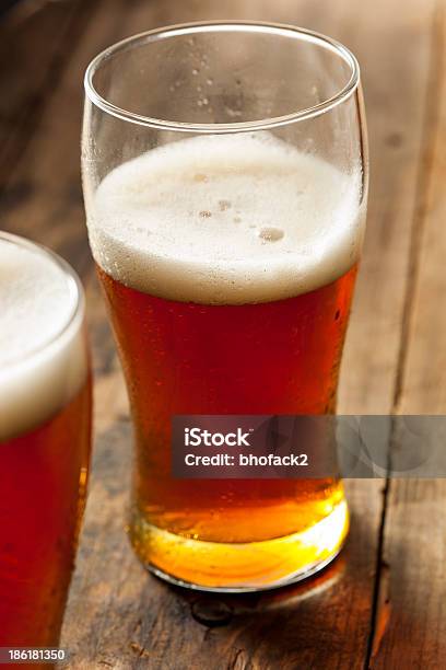 Tonos Ámbar Oscuros Refrescante Cerveza Foto de stock y más banco de imágenes de Amarillo - Color - Amarillo - Color, Bar, Bebida