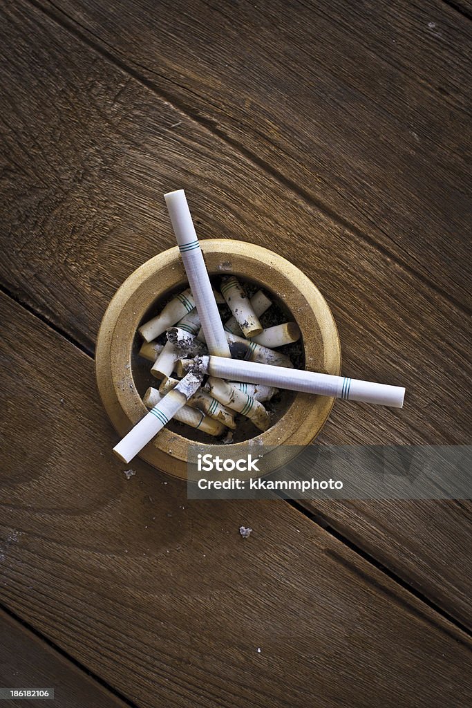 Cigarro na mesa - Royalty-free Alcatrão Foto de stock