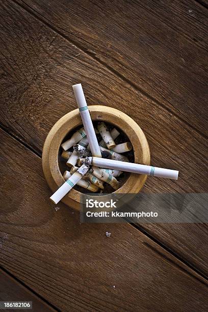 Cigarro Na Mesa - Fotografias de stock e mais imagens de Alcatrão - Alcatrão, Alimentação Não-saudável, Beata de Cigarro