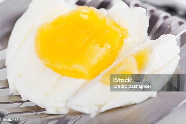 Metade Ovos No De - Fotografias de stock e mais imagens de Agricultura - Agricultura, Amarelo, Aço