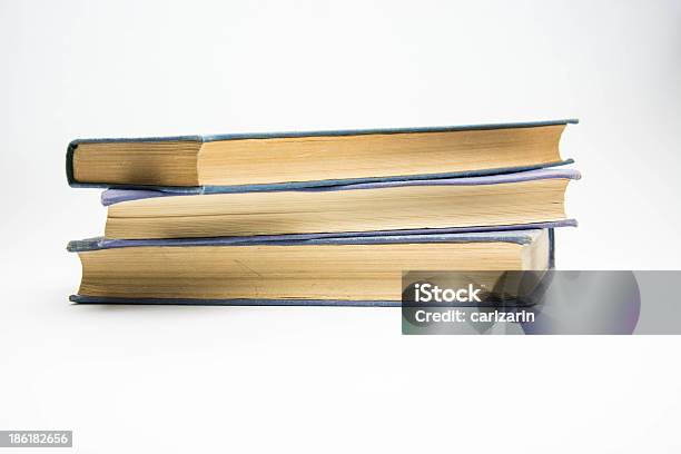 Tre Vecchi Libri - Fotografie stock e altre immagini di Ammucchiare - Ammucchiare, Attrezzatura, Bianco