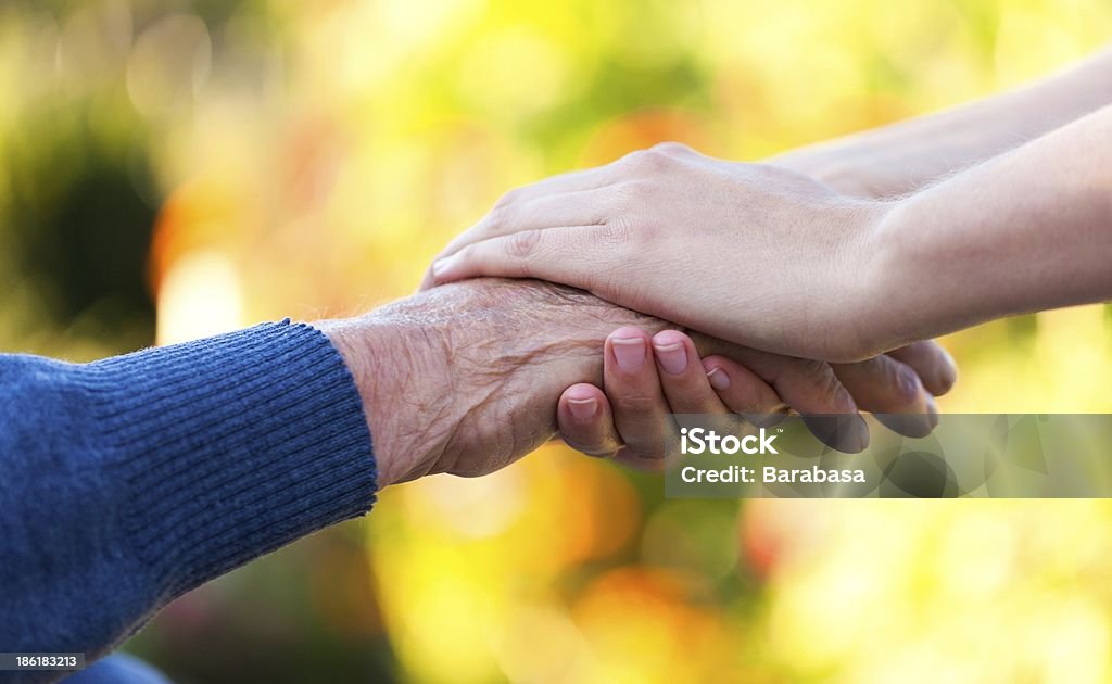 Young woman's hands holding Alter Mann die Hände - Lizenzfrei Alter Erwachsener Stock-Foto