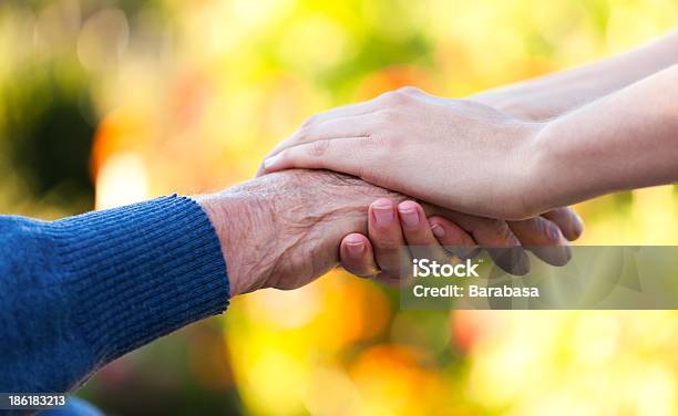 Młoda Kobieta Jest Ręce Trzymając Się Za Ręce Stary Człowieks - zdjęcia stockowe i więcej obrazów Senior