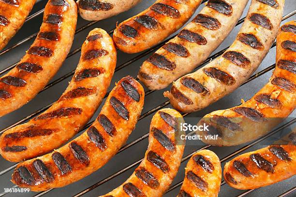 Grelhado Bratwursts - Fotografias de stock e mais imagens de Alimentação Não-saudável - Alimentação Não-saudável, Assado, Bratwurst