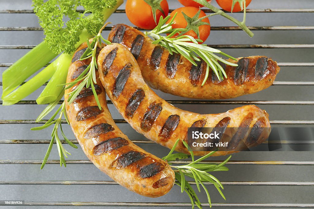 bratwursts a la parrilla - Foto de stock de Alimento libre de derechos