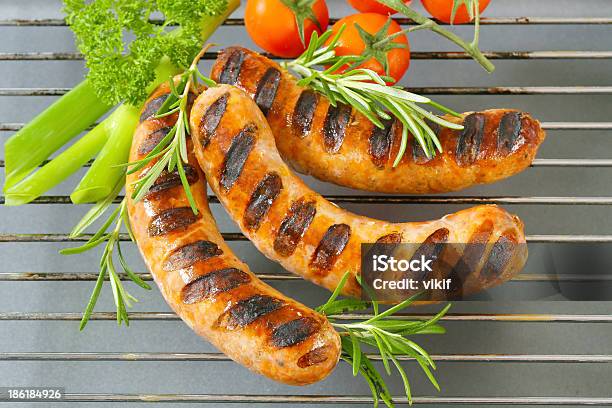 Bratwursts A La Parrilla Foto de stock y más banco de imágenes de Alimento - Alimento, Asado - Alimento cocinado, Barbacoa - Comida