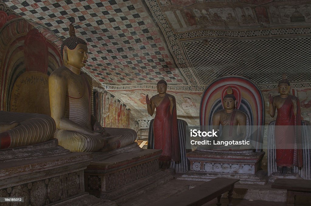 仏像内側ダンブッラの石窟寺院 - スリランカのロイヤリティフリーストックフォト