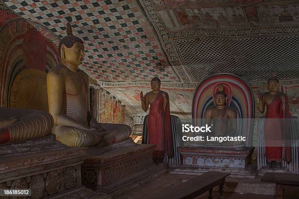 Foto de Estátuas De Buda No Templo Da Caverna De Dambulla e mais fotos de stock de Buda - Buda, Cultura cingalesa, Dambulla