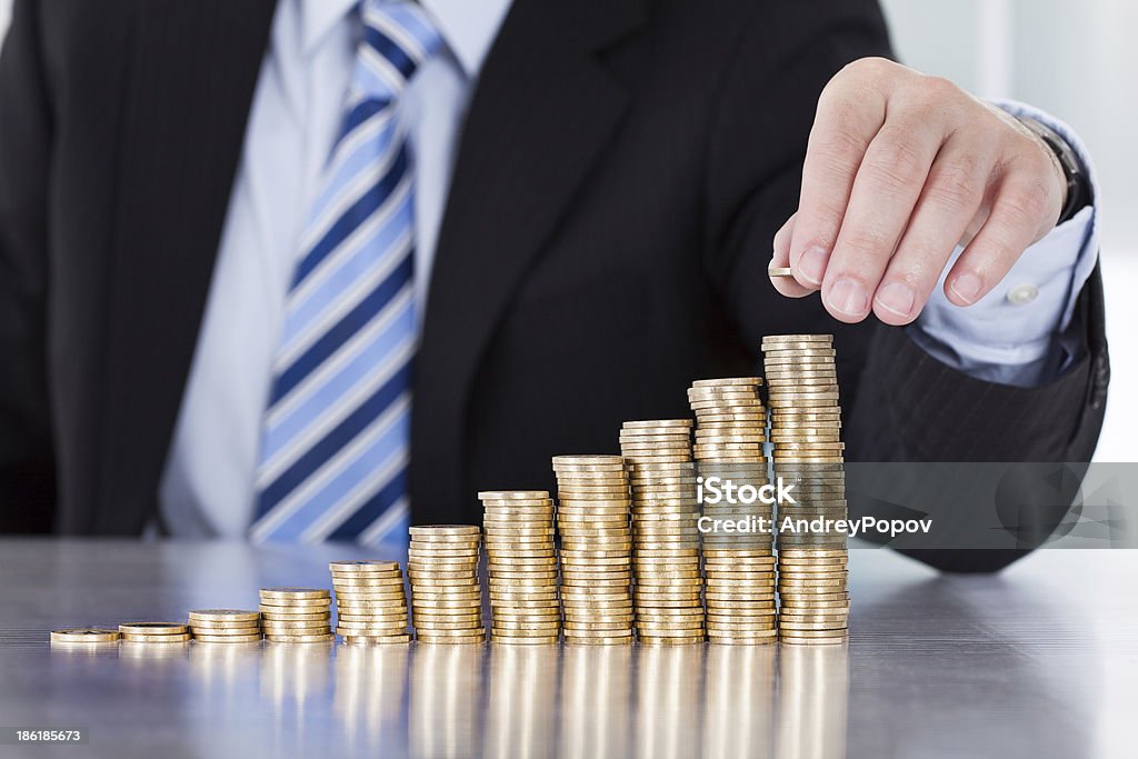 Close-up do empresário empilhamento de moedas - Foto de stock de Adulto royalty-free