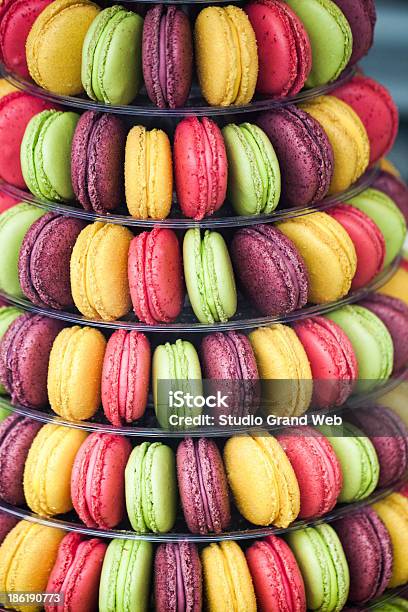 Macaroons Para Gourmets Multicolored - Fotografias de stock e mais imagens de Bolacha - Bolacha, Bolinhos de Amêndoa, Bolo - Sobremesa