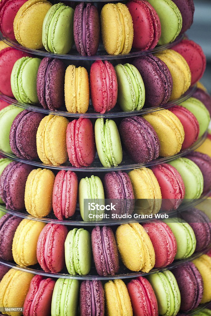 Разноцветные миндальные пирожные для гурманов - Стоковые фото Вариация роялти-фри
