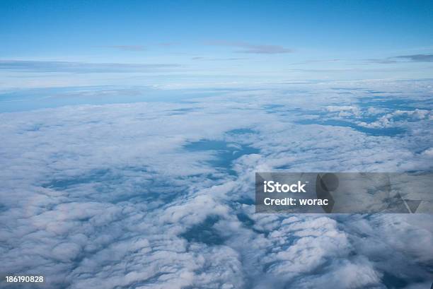 Foto de Nuvens Altas e mais fotos de stock de Avião - Avião, Azul, Beleza