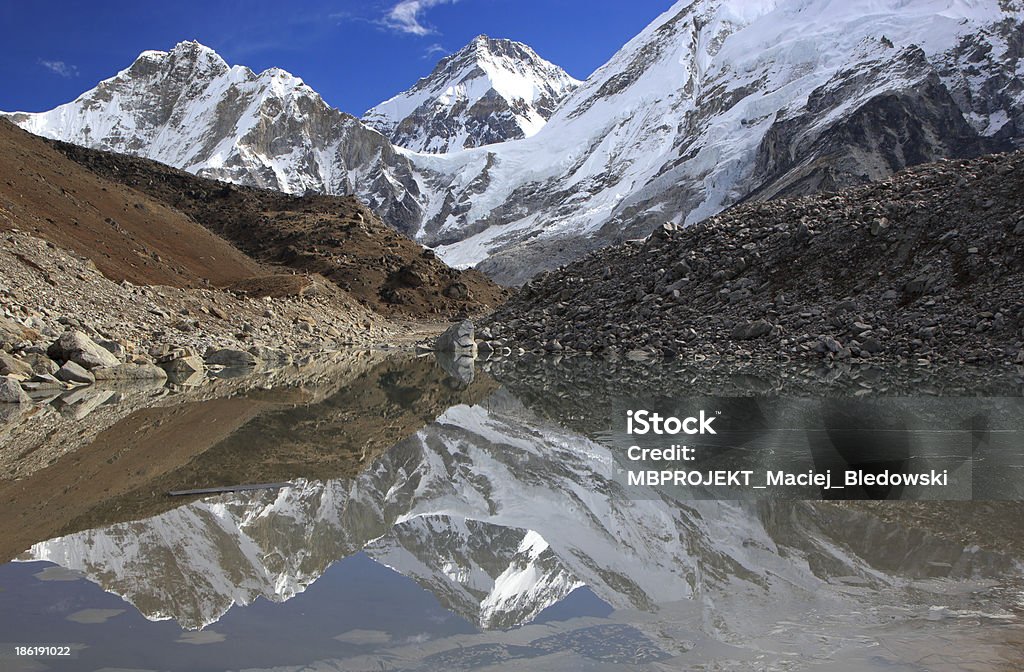 Wunderschöner Blick auf die Berge, spiegelt sich in dem Wasser, Everest Region. - Lizenzfrei Abenteuer Stock-Foto