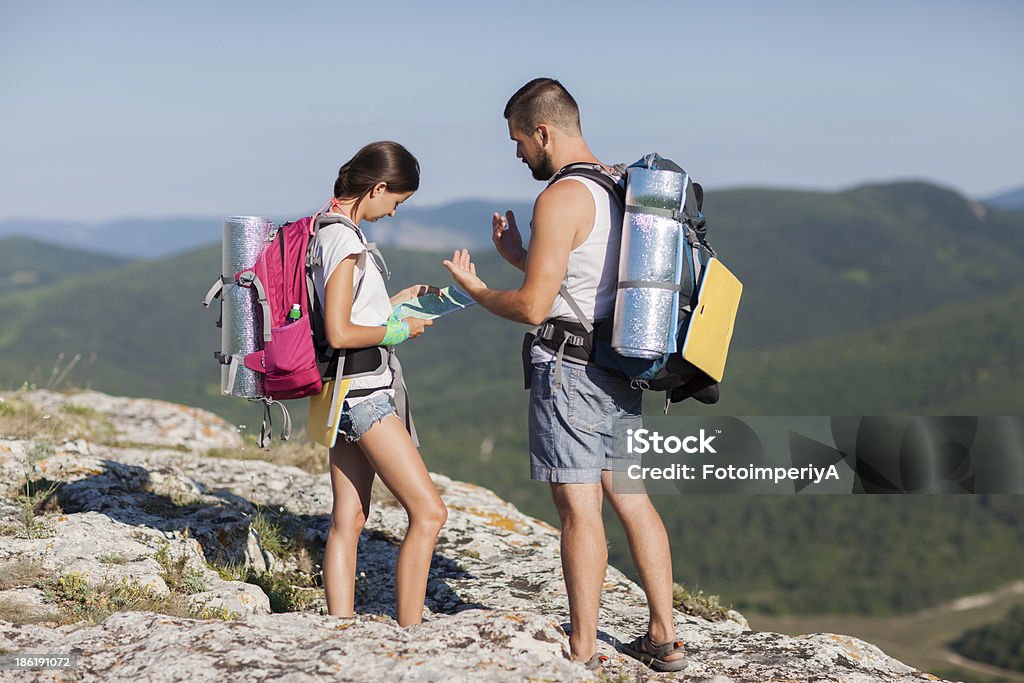Escursionisti con zaini - Foto stock royalty-free di Adulto
