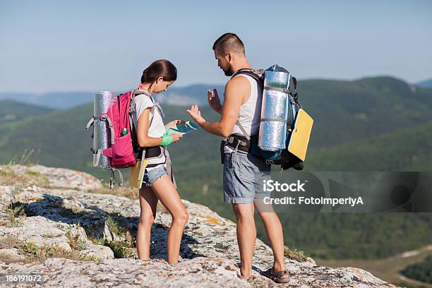 Escursionisti Con Zaini - Fotografie stock e altre immagini di Adulto - Adulto, Albero, Ambientazione esterna