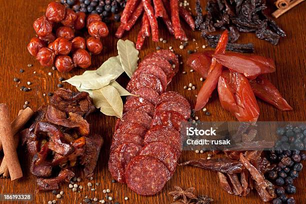 Carne Y Salchichas Foto de stock y más banco de imágenes de Ajo - Ajo, Alimento, Alimentos ahumados