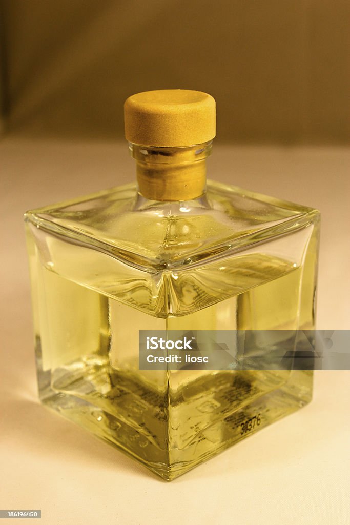 Bottiglia di profumo giallo - Foto stock royalty-free di Bottiglia