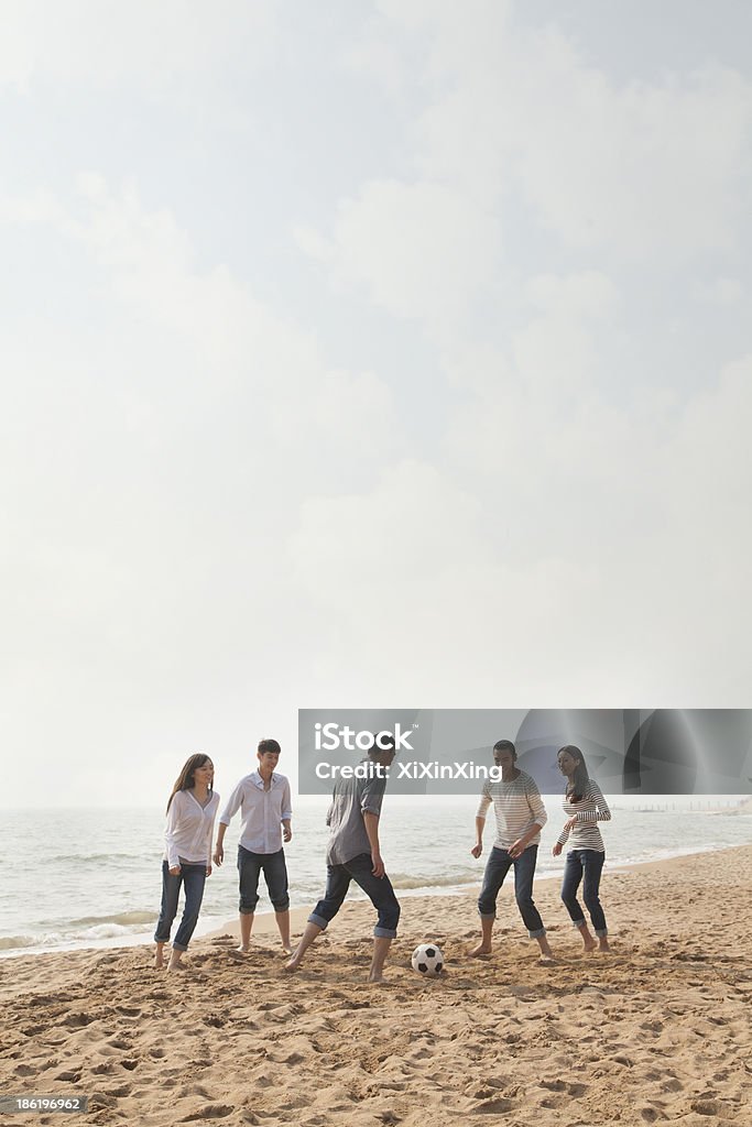 젊은 프렌즈 게임하기 Soccer on the Beach - 로열티 프리 독립 스톡 사진