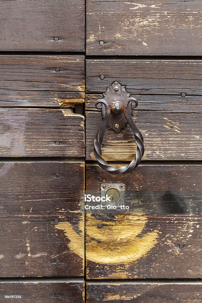 Antigua puerta con clavos decorativos. - Foto de stock de Aldaba libre de derechos