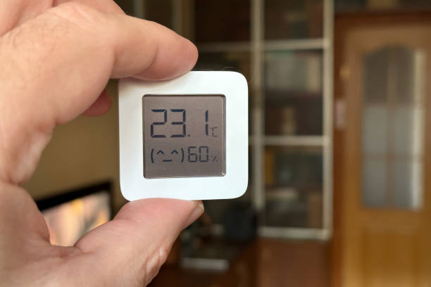 습도계를 들고 있는 남자의 클로즈업. 집에 있는 방의 온도 및 습도 판독값 - thermometer hygrometer work tool accuracy 뉴스 사진 이미지