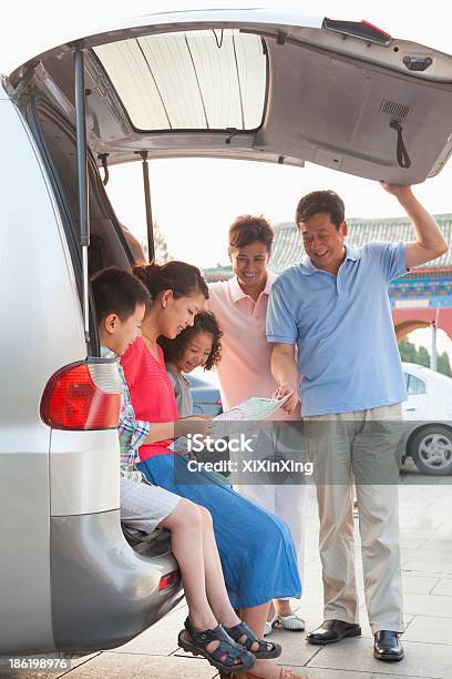 Famiglia Preparando Per Un Viaggio - Fotografie stock e altre immagini di Automobile - Automobile, Figlio maschio, Insieme