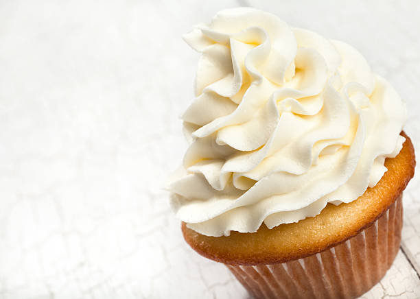 cupcake vanille - crème au beurre photos et images de collection