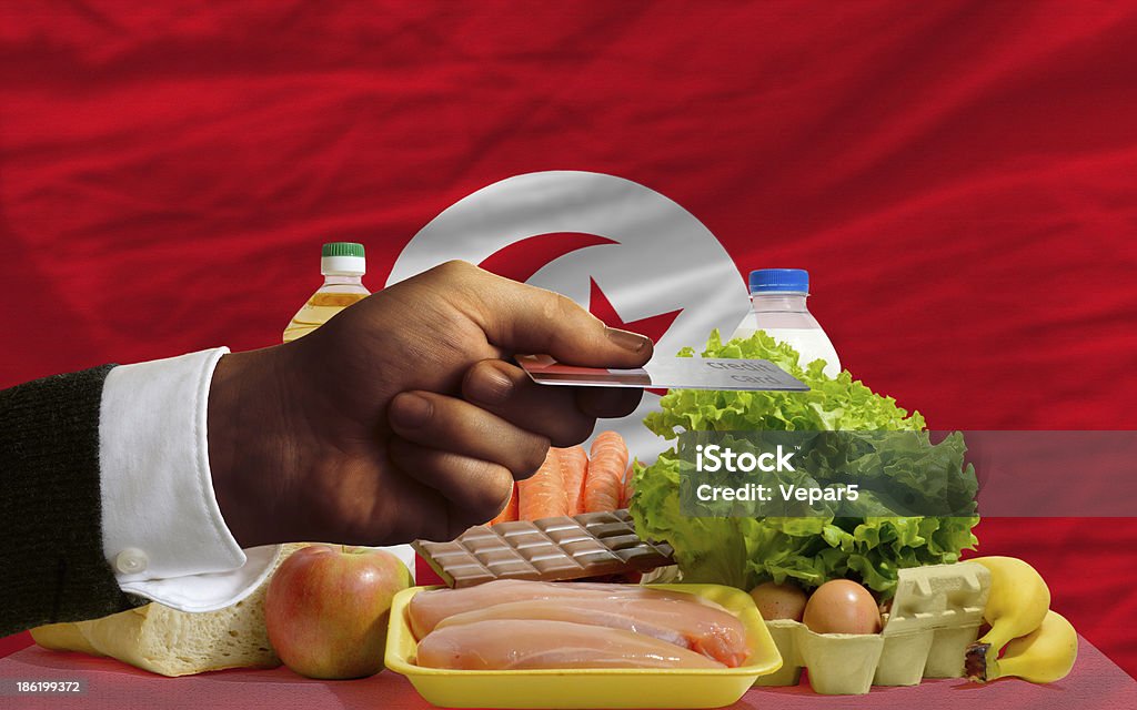 Покупать продукты с кредитной карты в Тунисе - Стоковые фото Бедность роялти-фри