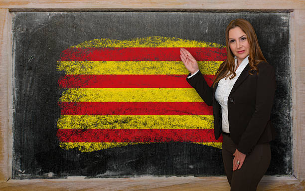 profesor mostrando bandera de cataluña en pizarra para la presentación - catalonia success confidence flag fotografías e imágenes de stock