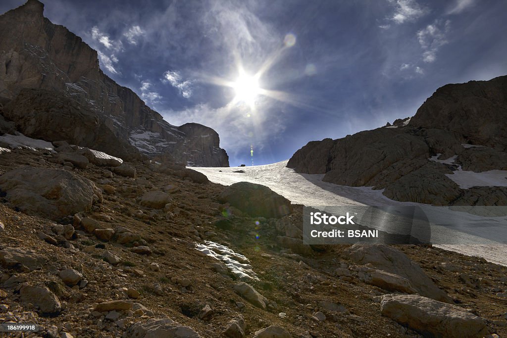 Paso y cielo azul con el sol - Foto de stock de Acantilado libre de derechos