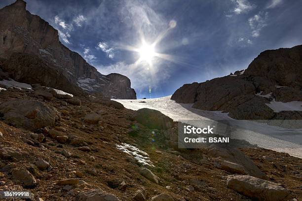 Przełęcz I Błękitne Niebo Z Promieni Słonecznych - zdjęcia stockowe i więcej obrazów Dolina - Dolina, Fotografika, Grań