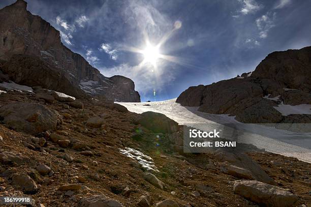 Passo De Montanha E Céu Azul Com Sol - Fotografias de stock e mais imagens de Ao Ar Livre - Ao Ar Livre, Astrágalo - Tarso, Azul