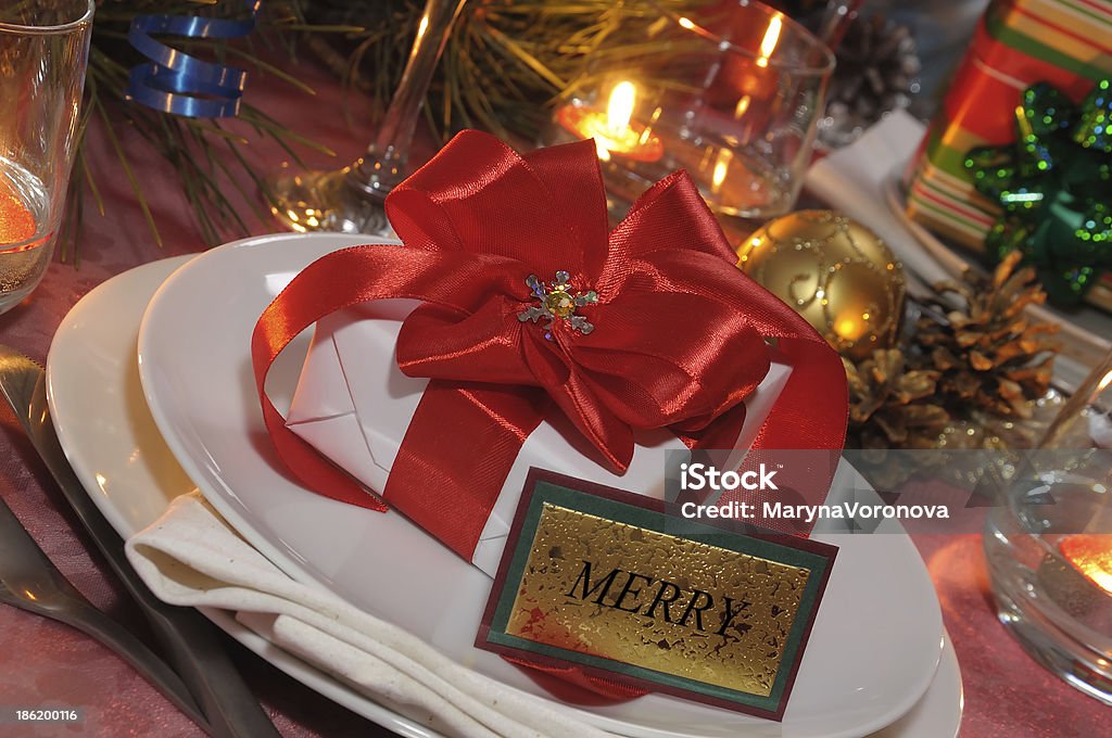 Presente en la mesa de Fiesta de Navidad - Foto de stock de Abeto libre de derechos