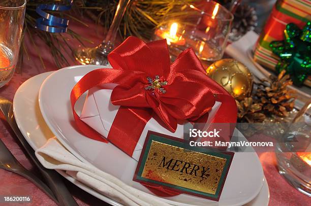 Presente En La Mesa De Fiesta De Navidad Foto de stock y más banco de imágenes de Abeto - Abeto, Broche, Candelabro