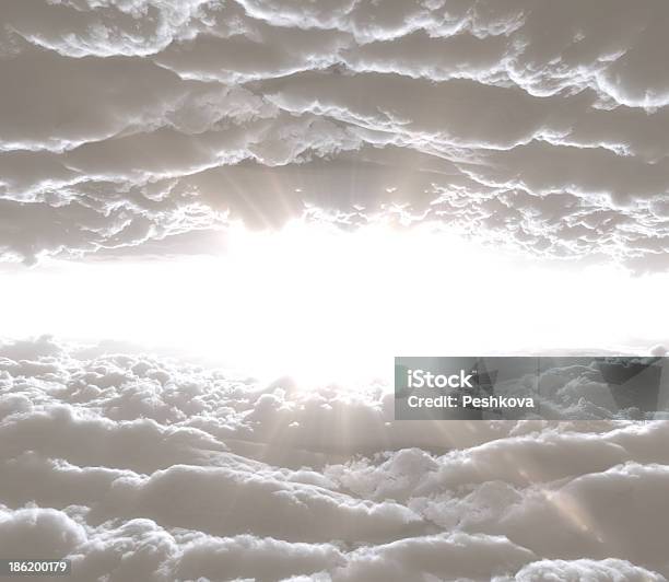 Nubes Foto de stock y más banco de imágenes de Aire libre - Aire libre, Belleza, Blanco - Color