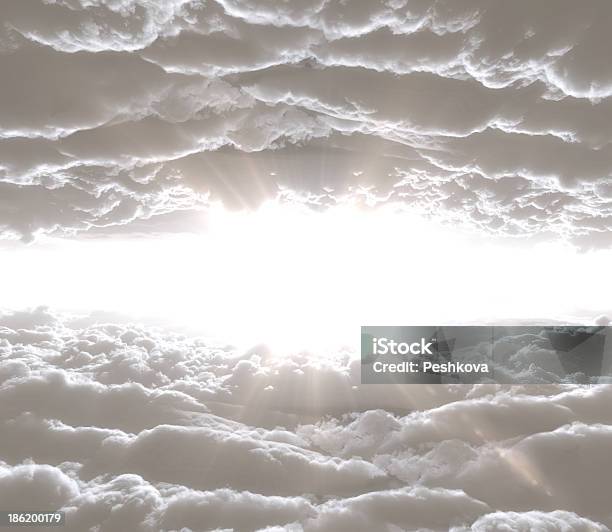 Nuvens - Fotografias de stock e mais imagens de Ao Ar Livre - Ao Ar Livre, Beleza, Branco