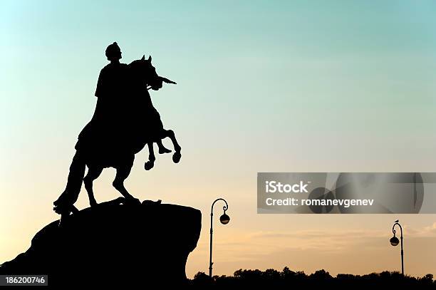 El Bronce Horseman Foto de stock y más banco de imágenes de Anochecer - Anochecer, Bronce - Aleación, Cielo