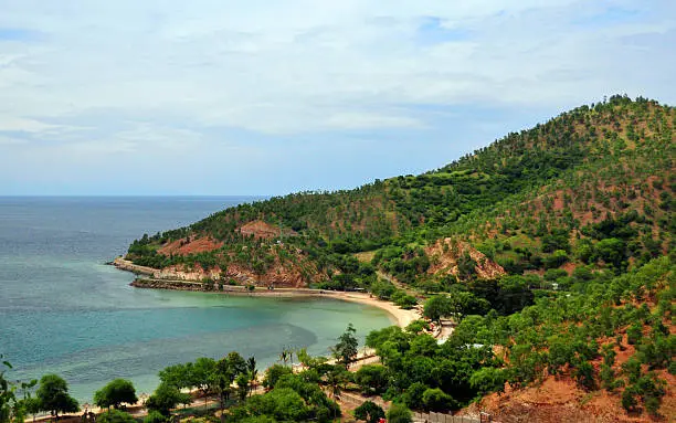 Dili, East Timor / Timor Leste: Areia Branca beach from above - forest along the coast - photo by M.Torres