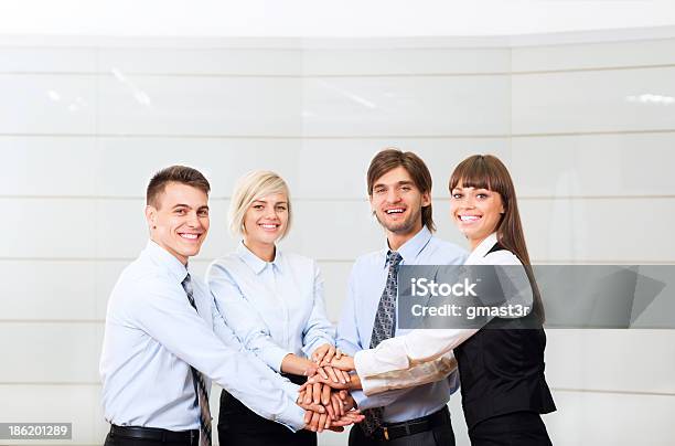 Foto de Pessoas De Negócios Seguram As Mãos Juntos Reunião No Escritório e mais fotos de stock de Acordo