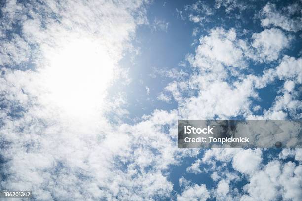 Luz Do Sol Bela Nuvem E Brilhante Céu Azul - Fotografias de stock e mais imagens de Aberto - Aberto, Ao Ar Livre, Azul