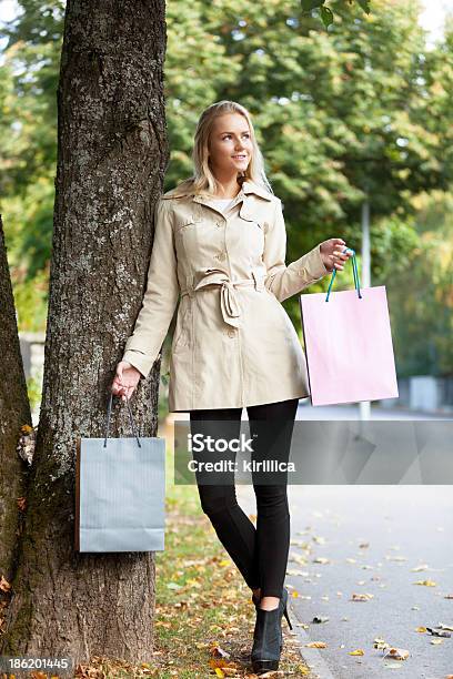 Autunno Shopping - Fotografie stock e altre immagini di Abbigliamento - Abbigliamento, Abbigliamento casual, Adulto