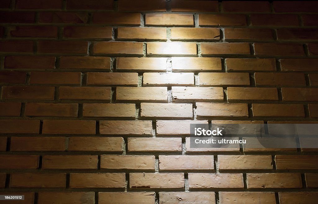 Parede de tijolos e iluminação - Foto de stock de Abstrato royalty-free
