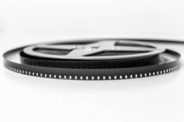 un rollo de película de 8 mm - 8mm film projector fotografías e imágenes de stock