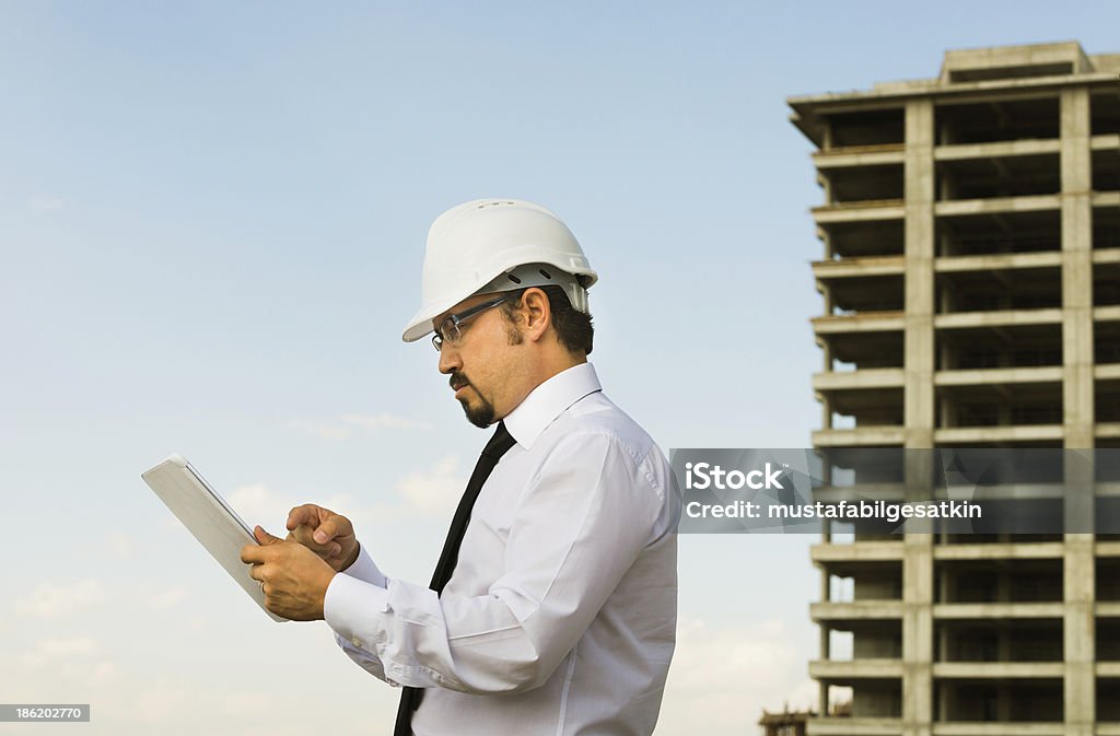 Konstruktion engineer/Architekt mit tablet-computer - Lizenzfrei Bauarbeiterhelm Stock-Foto