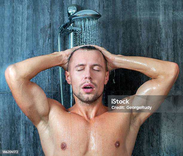 De Ducha Foto de stock y más banco de imágenes de Adulto - Adulto, Adulto joven, Agua